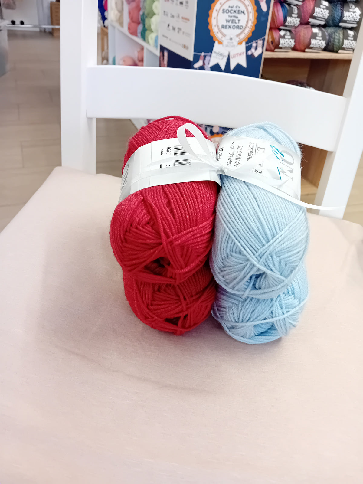 Sockenwollpaket 2, Farbe hellblau/rot