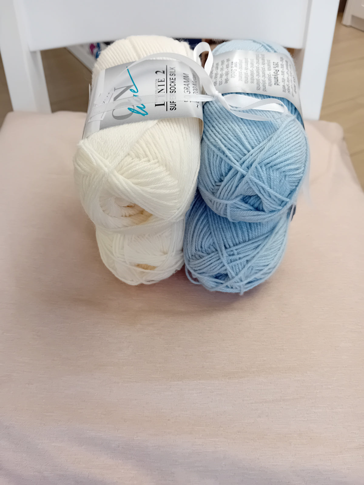 Sockenwollpaket 2, Farbe hellblau/weiß